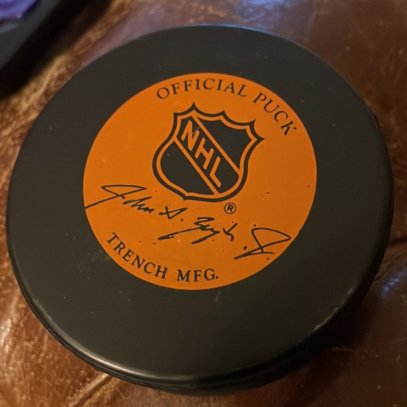 Philadelphia Flyers Puck Lot NHL Hockey - Picture 2 of 2